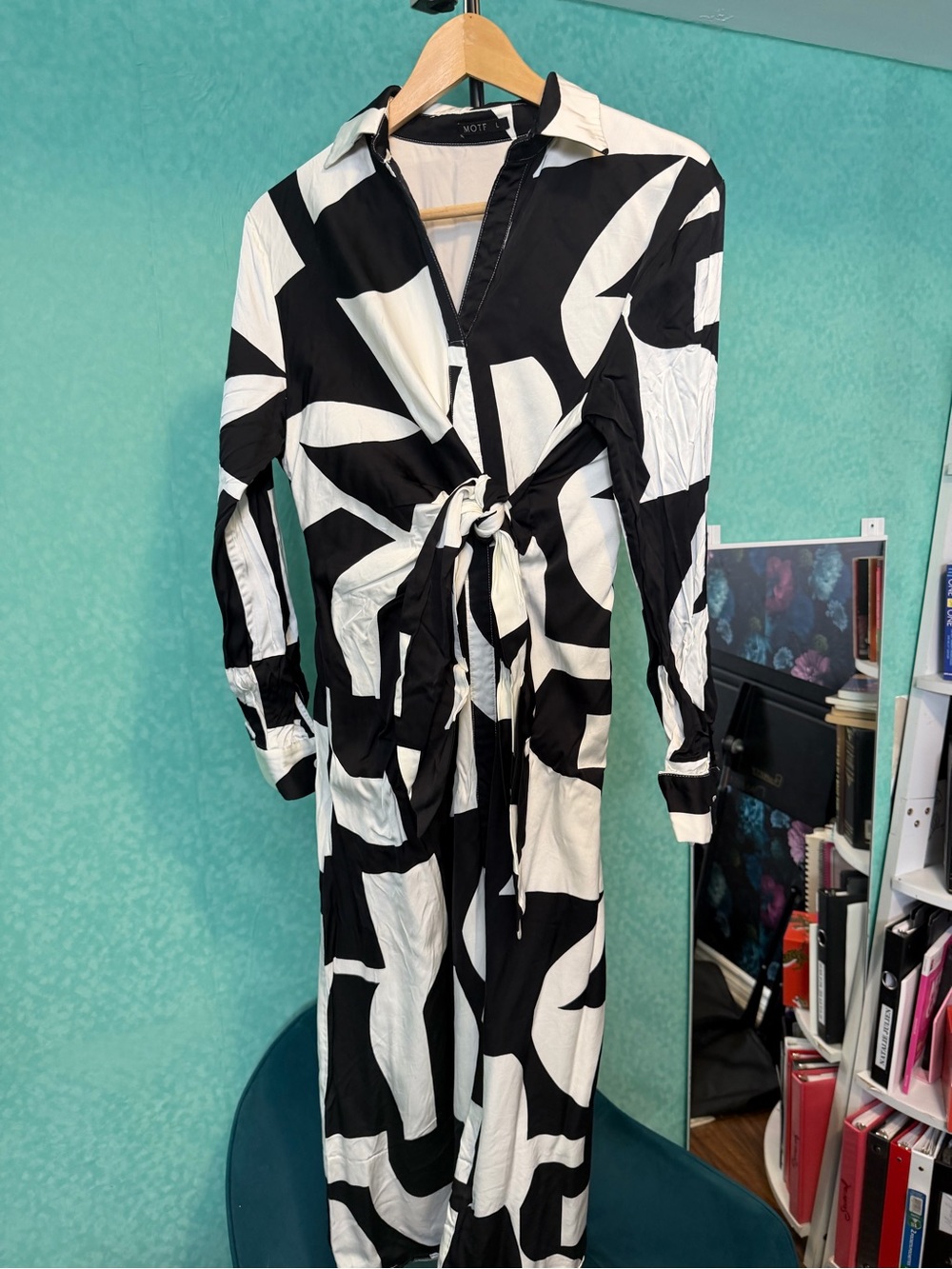 🖤🤍Motif Dress - Picture 2 of 8